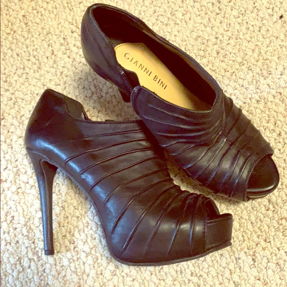 Gianni Bini leather Stiletto peep toe booties